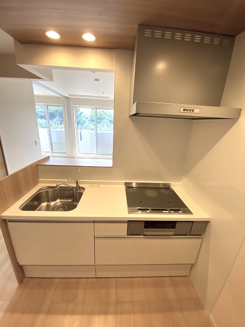 キッチン　グリル付きIH3口のシステムキッチンです☆場所を取るお鍋やお