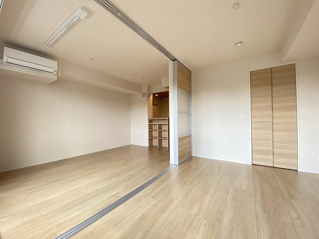 その他部屋・スペース　南西向き洋室6帖☆ワンステップクローゼットがあります♪お洋服