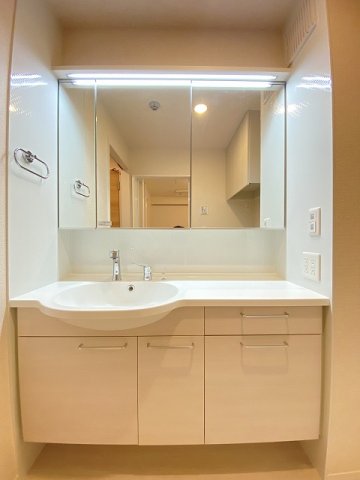 洗面設備　角度の変えられる3面鏡付きの洗髪洗面化粧台です♪朝のバタバタ