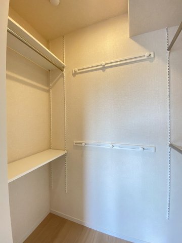 収納　洋室6帖のお部屋にあるワンステップクローゼットです！収納した