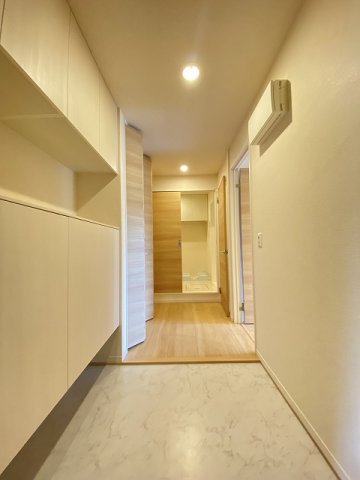 眺望　玄関から室内への景観です！右手にリビングダイニングキッチン、