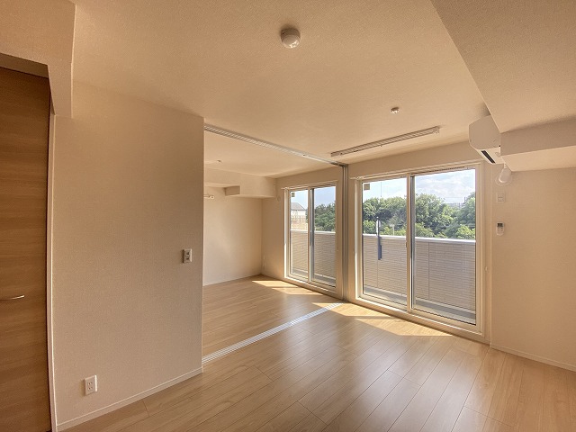 居室・リビング　南西向きリビングダイニングキッチン10.5帖☆バルコニーに繋