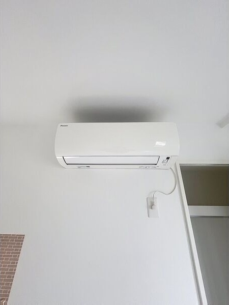 その他設備　夏もカラッと快適♪エアコン付きです！