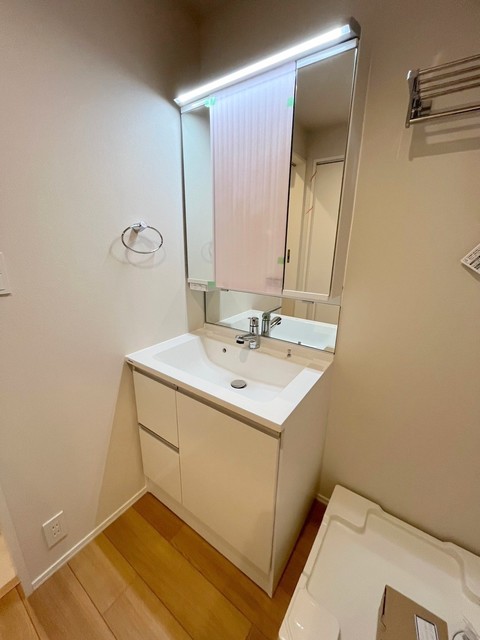 洗面設備　三面鏡の奥は収納スペース