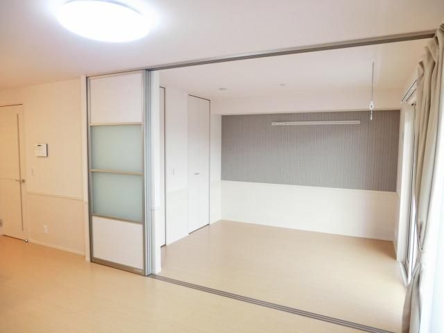 居室・リビング　南向きバルコニーの明るいリビング。