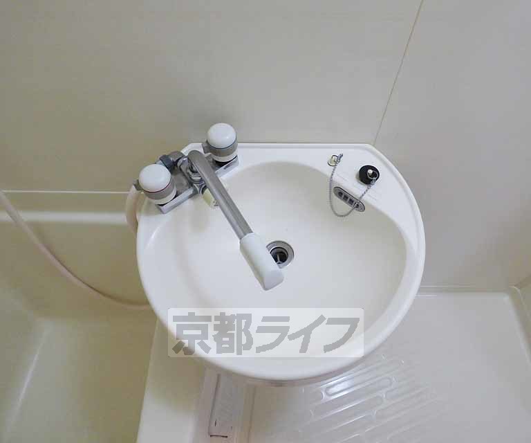 洗面設備　綺麗な洗面台です。