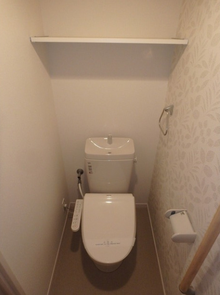 トイレ　落ち着いた色調のトイレです