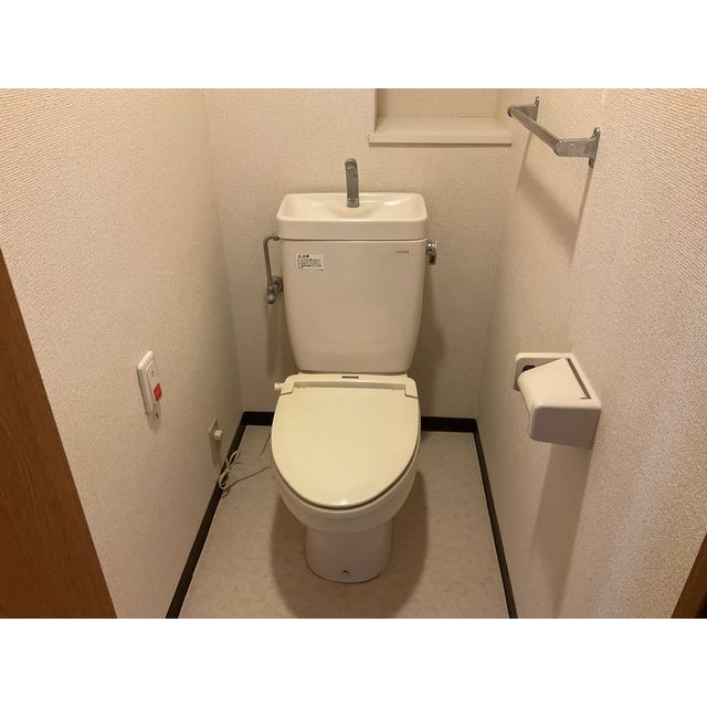 トイレ　落ち着いた色調のトイレです