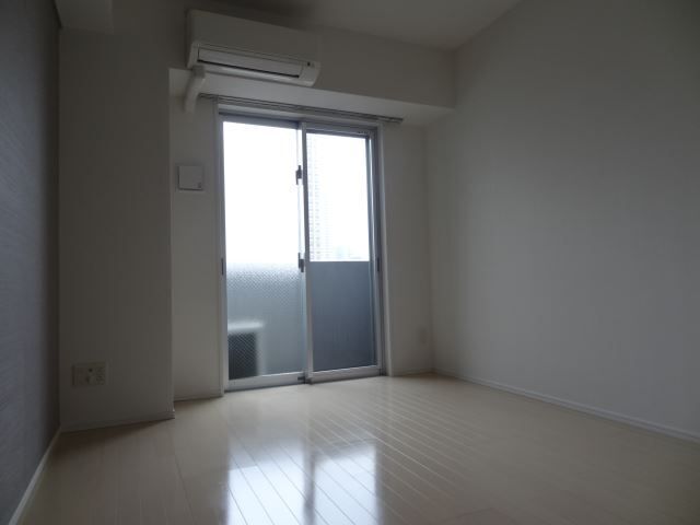 居室・リビング　アクセントクロスがありオシャレです