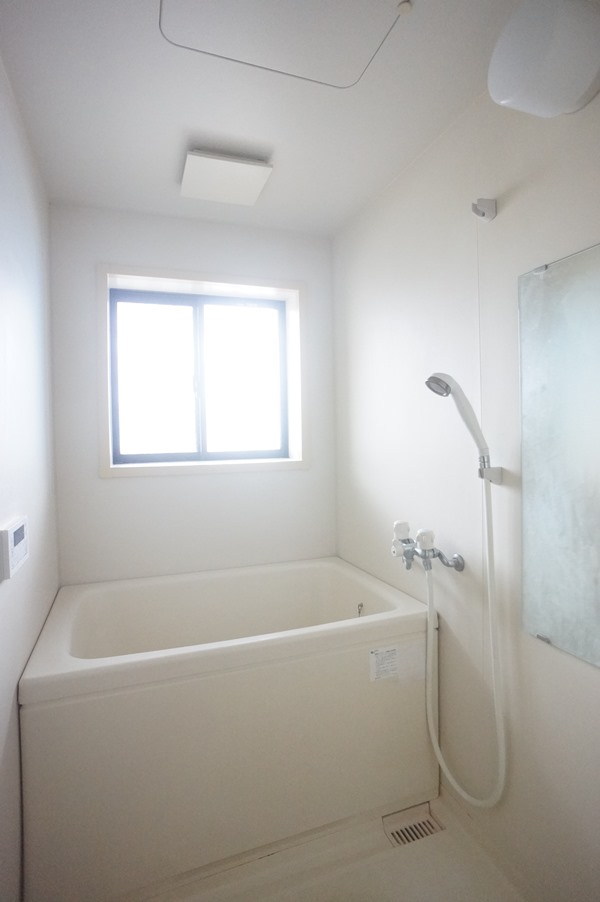 バス・シャワールーム　追い焚き機能付給湯！窓あります！