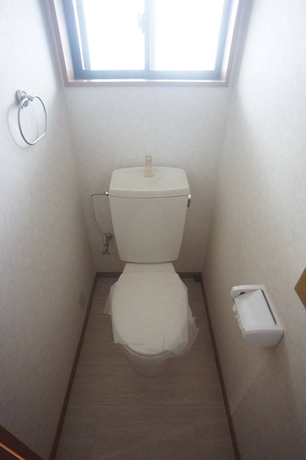 トイレ　窓・タオル掛けあります！