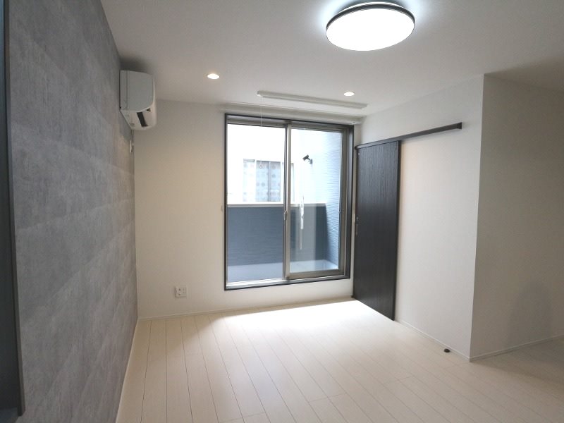 居室・リビング　ＬＤＫ9.7帖　エアコン完備　バルコニーに面しています