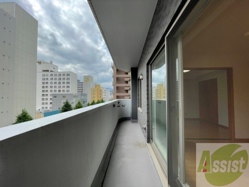 バルコニー　バルコニーは幅があり、広い印象を受けました。