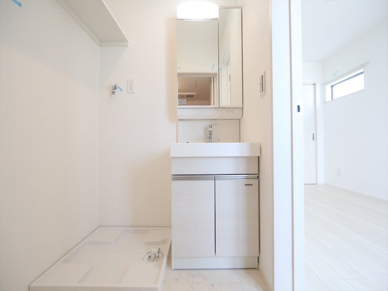 洗面設備　脱衣所　独立洗面台（シャンプードレッサー付）　同仕様写真