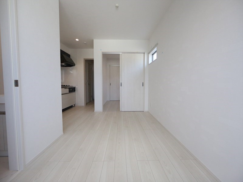 居室・リビング　ＬＤＫ8.9帖　システムキッチン　エアコン完備　同仕様写真