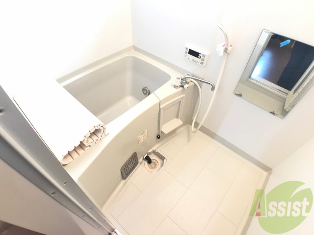 バス・シャワールーム　浴室は広めなのでゆったり落ち着けそうですね。