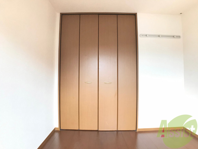 収納　洋室にあるクローゼットです。両開きになっています。