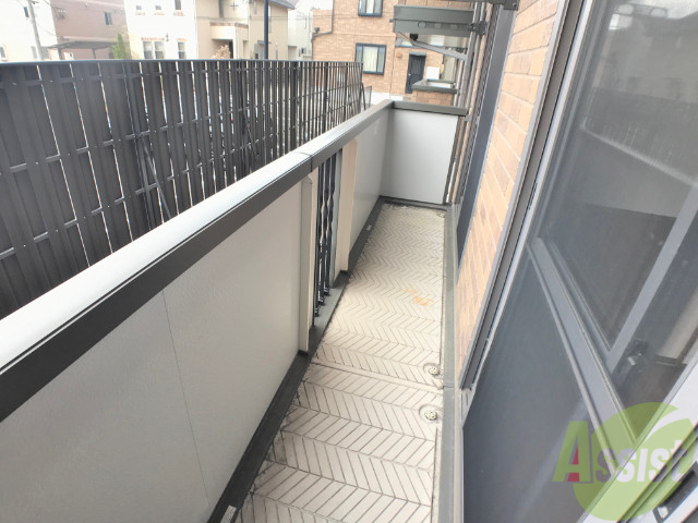 バルコニー　バルコニーは洗濯物がはかどりそうな広さがありますよ。