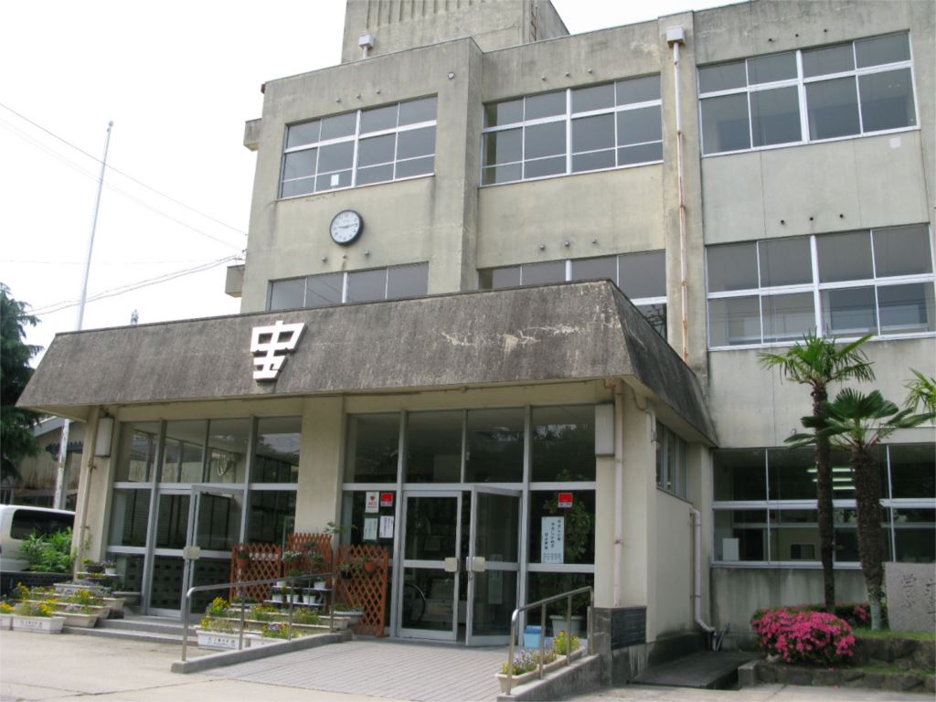 中学校　宝殿中学校（中学校）まで1950m