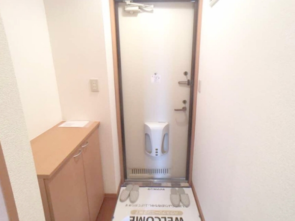 玄関　同建物別部屋写真