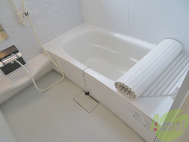 バス・シャワールーム　広いバスタブでお子さんと一緒に入っても大丈夫ですね。