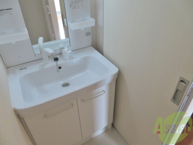 洗面設備　独立洗面台がついて忙しい朝でも快適ですね。