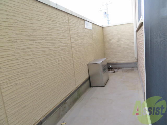 バルコニー　広いバルコニーでお布団も干せそうですね。