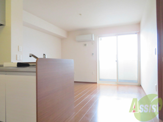 居室・リビング　大きな窓に光がたくさん入って明るいお部屋でいいですね。