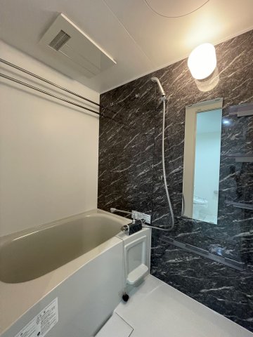 バス・シャワールーム　落ち着いた空間のお風呂です