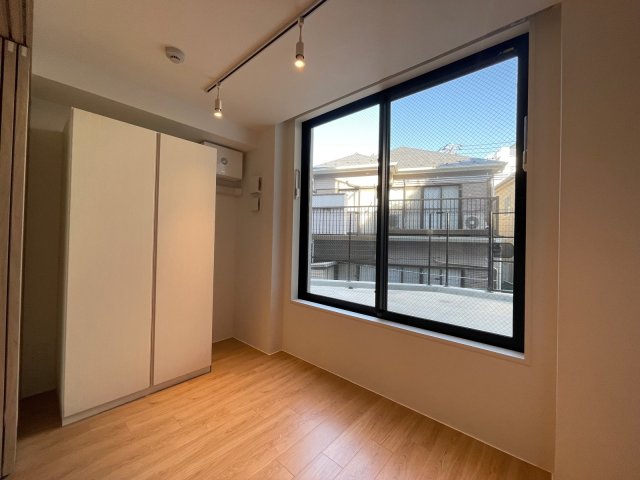 その他部屋・スペース　開放的な寝室です