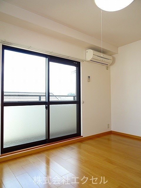 居室・リビング　南向きで明るいお部屋です。