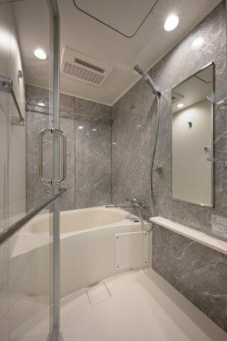 バス・シャワールーム　同タイプの別部屋の写真です。?