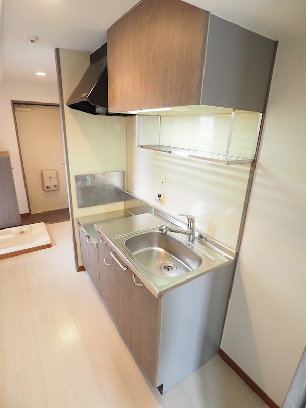 キッチン　キッチンシンクが広くお料理がしやすいですよ。家具は付いてきま