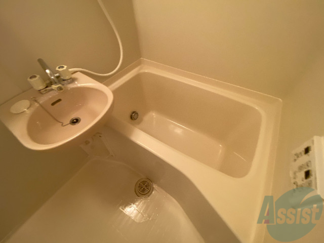 バス・シャワールーム　バスルームは狭すぎず、シャワーも浴びやすそうです。