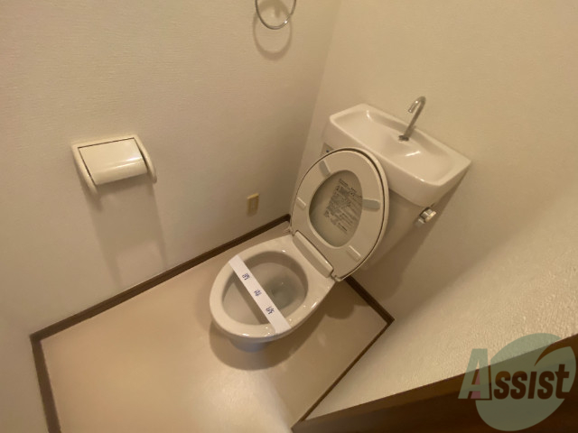 トイレ　こちらはトイレです。清潔感があり、安心して使用できます。