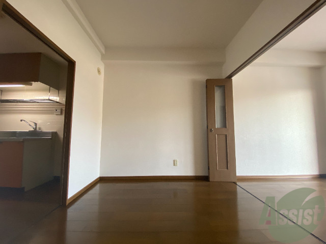 居室・リビング　１１帖の洋室です。広々として、きれいですね。