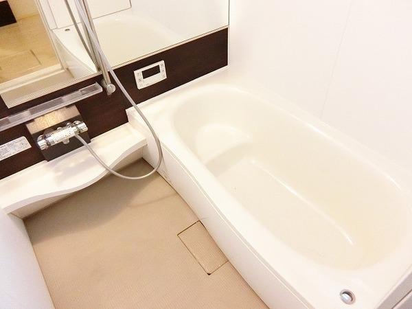 バス・シャワールーム　浴室乾燥機、追い焚き機能付きバス！