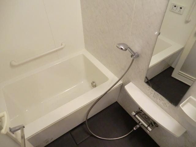 バス・シャワールーム　追焚機能付きセミオートバス・浴室乾燥機有