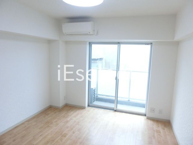 居室・リビング　エアコン、照明付きのお部屋です