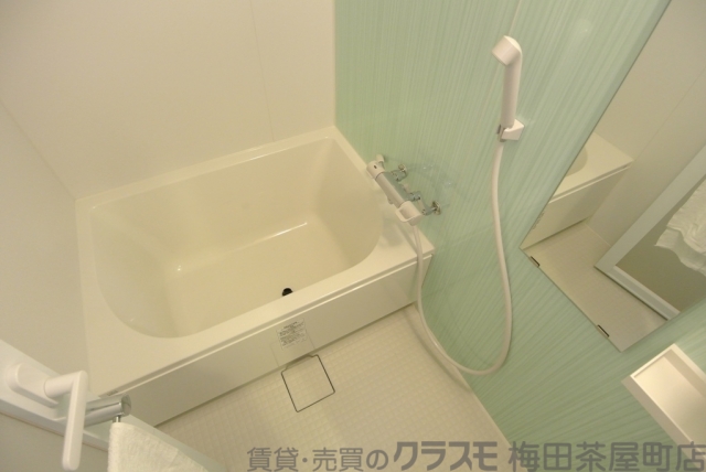 バス・シャワールーム　大きな浴槽