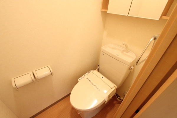 トイレ　温水シャワー付きトイレです