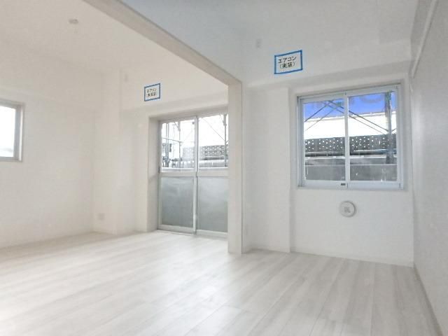 居室・リビング　★窓が多くて開放感のあるお部屋です★