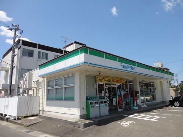 コンビニ　ファミリーマート敦賀花城店（コンビニ）まで800m