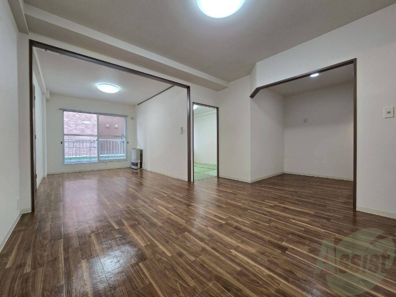 居室・リビング　木目のフローリングは落ち着きのある印象のお部屋になりますね。