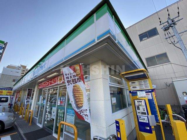 コンビニ　ファミリーマート（コンビニ）まで236m