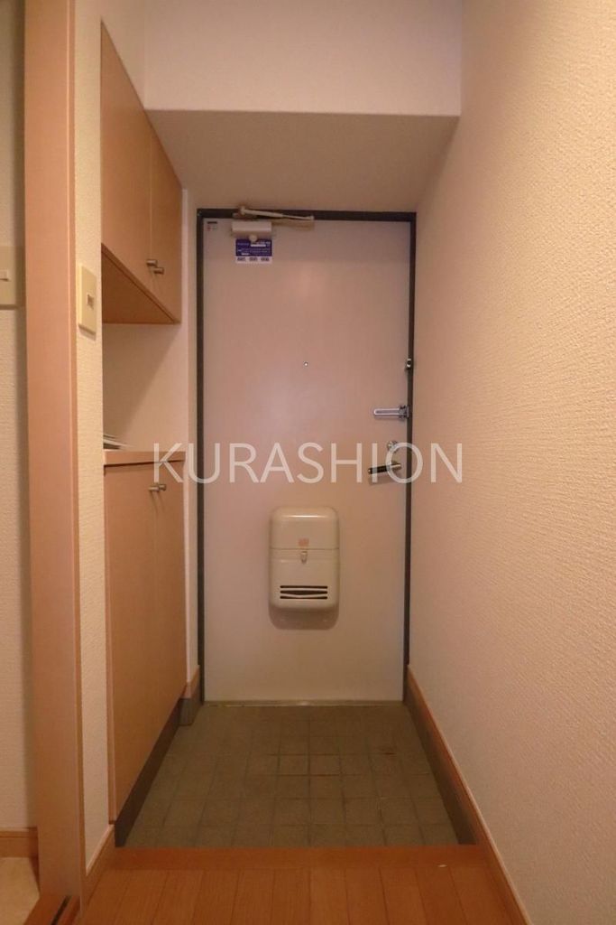 玄関　１DKのお部屋の写真になります。