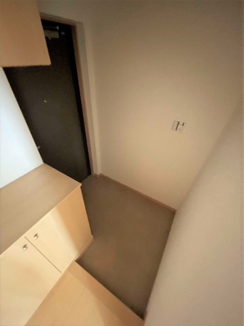 玄関　※同物件別号室の参考写真です。