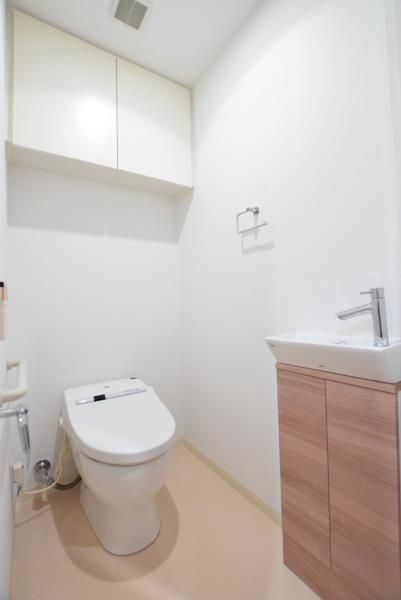 トイレ　落ち着いた色調のトイレです