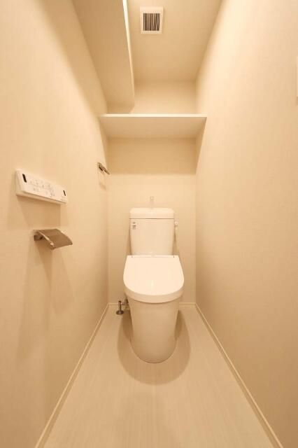 トイレ　落ち着いた色調のトイレです