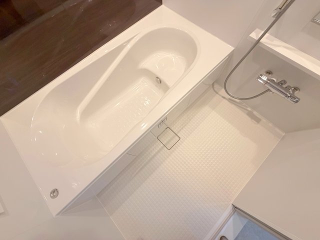 バス・シャワールーム　広めのお風呂は一日の疲れを癒してくれます。